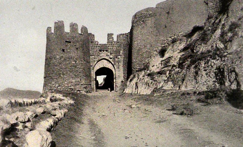 Van castle (Van Kalesi) (Source: Victor Pietschmann, Durch kurdische Berge und armenische Städte, Wien, 1940)