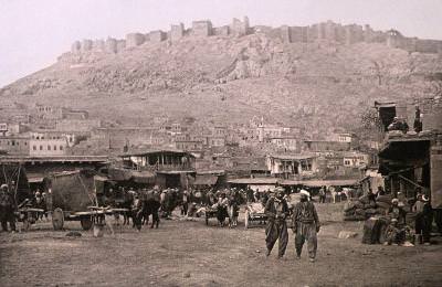 Bayburt/Papert: kasaba ve kale (Kaynak: Lord Warkworth, Notes from a diary in Asiatic Turkey, Londra, 1898)
