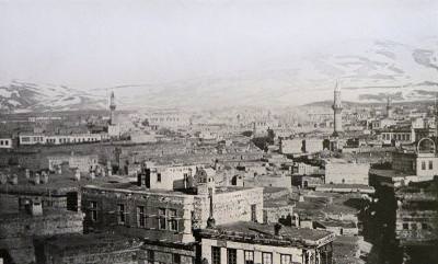 Erzurum şehrinin bir panoraması (Kaynak: H. Hepworth, Through Armenia on Horseback, Londra, 1898).