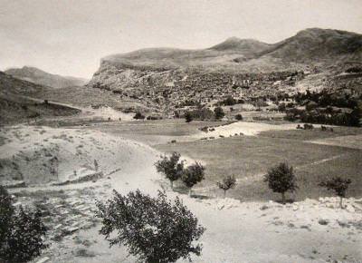 The small town of Chenkush / Çunguş (Chermug / Çermik kaza): general view. (Source: Victor Pietschmann, Durch kurdische Berge und armenische Städte, Wien, 1940)