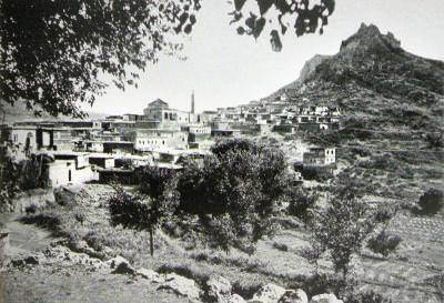 The small town of Chermug / Çermik (Chermug / Çermik kaza): general view. (Source: Victor Pietschmann, Durch kurdische Berge und armenische Städte, Wien, 1940)