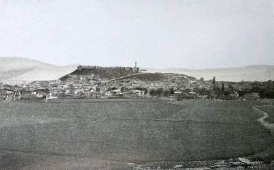 The small town of Zile (kaza of Zile) seen from the north (Source: Franz Cumont/Eugène Cumont, Studia Pontica, II, Voyage d’exploration archéologique dans le Pont et la Petite Arménie, Bruxelles, 1906)