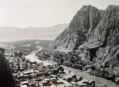 The town of Amasya seen from a high point in the east (Source: Franz Cumont/Eugène Cumont, Studia Pontica, II, Voyage d’exploration archéologique dans le Pont et la Petite Arménie, Bruxelles, 1906)