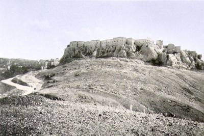 The town of Kharpert/Harput. The castle can be seen on the hill, with the cemetery on its slope. (Source: Victor Pietschmann, Durch kurdische Berge und armenische Städte, Wien, 1940)