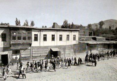 The town of Van: conscription during the First World War (Source: Victor Pietschmann, Durch kurdische Berge und armenische Städte, Wien, 1940)