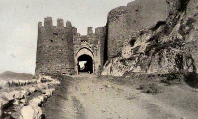 Van castle (Van Kalesi) (Source: Victor Pietschmann, Durch kurdische Berge und armenische Städte, Wien, 1940)