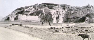 Van castle (Van Kalesi) (Source: Victor Pietschmann, Durch kurdische Berge und armenische Städte, Wien, 1940)